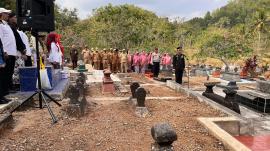 Ziarah Makam Pahlawan di Makam Condro Sumbergiri